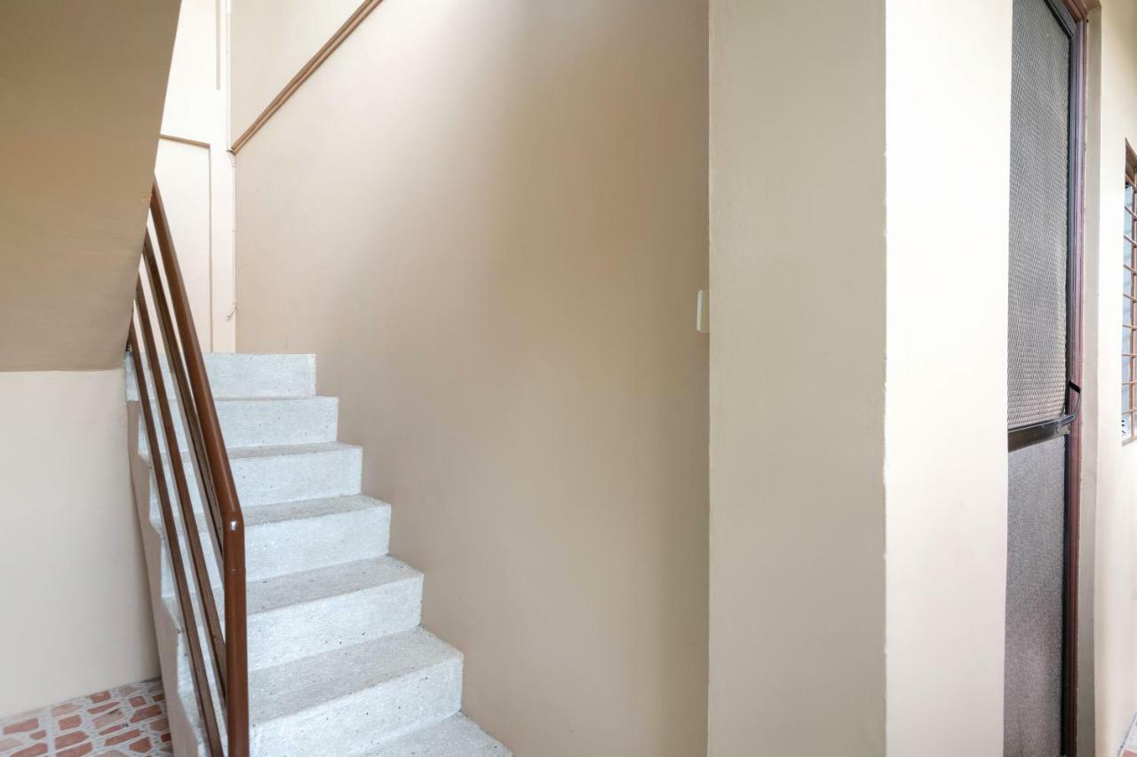 Conrado'S Apartelle Paranaque City Ngoại thất bức ảnh